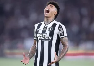 Botafogo aceita R$ 130 milhões de clube inglês por atacante