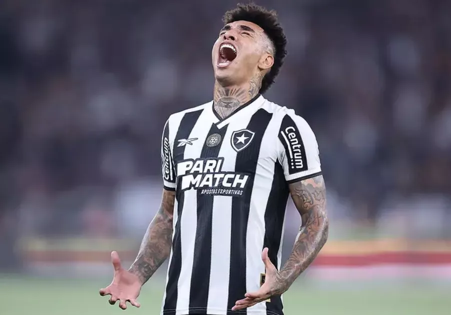 Botafogo aceita R$ 130 milhões de clube inglês por atacante