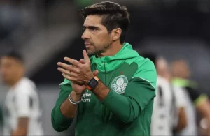 Abel 'sai correndo' após vitória do Palmeiras para ir à formatura da filha