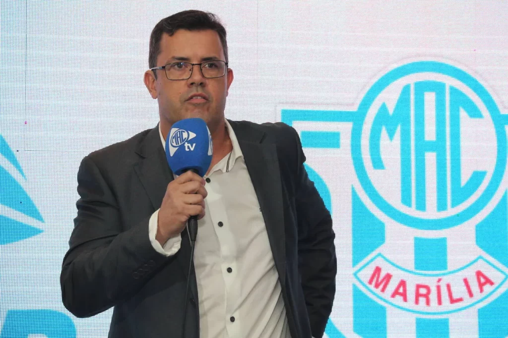 Marília recebe certidão que comprova fim da dívida com a Receita Federal