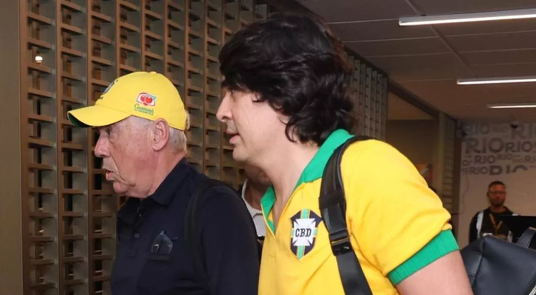 Carlo Ancelotti chega no Rio ao ‘velho’ estilo verde-amarelo
