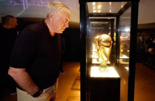 Ancelotti encara Canarinho Pistola e visita museu na CBF
