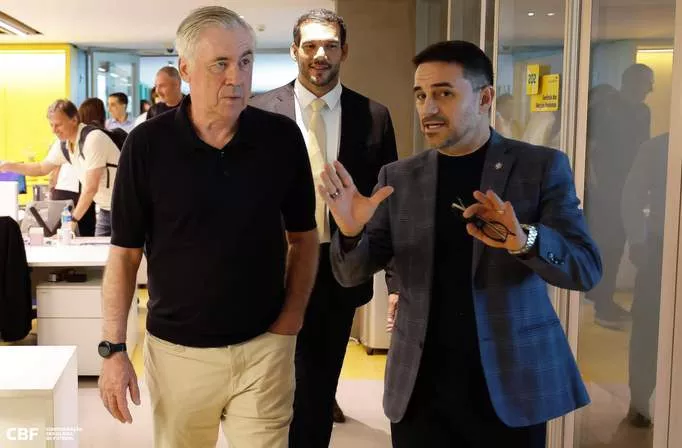 Ancelotti encara Canarinho Pistola e visita museu na CBF 2 CBF - 2025