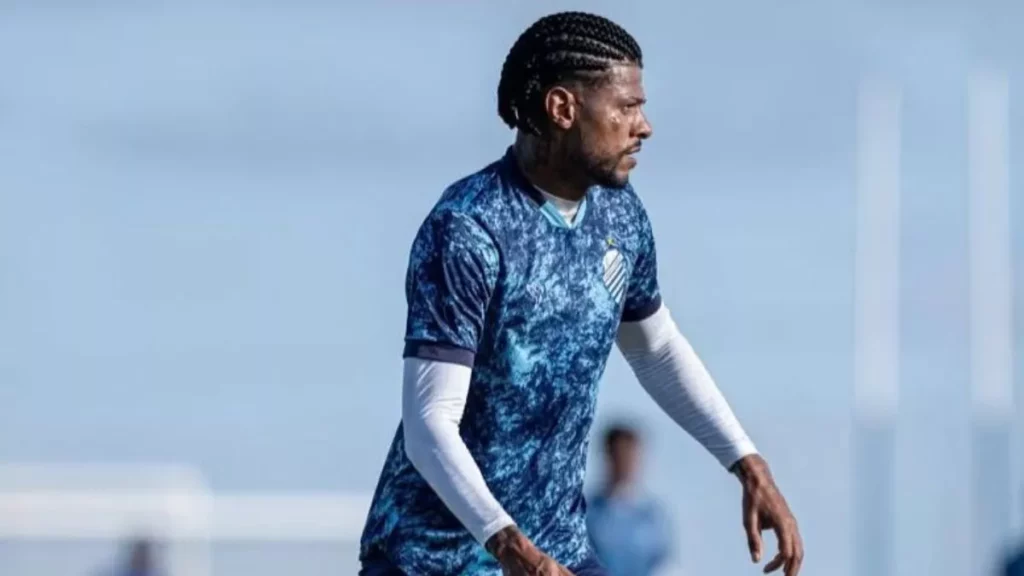 Atacante do CSA projeta confrontos com Tombense e Grêmio 2 Atacante do CSA projeta confrontos com Tombense e Grêmio: "Sequência difícil" (Foto: Allan Max/CSA)