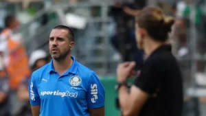 Auxiliar do Palmeiras dispara contra arbitragem e VAR: 'Jeitinho brasileiro'