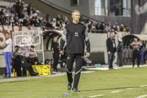 Técnico da Ferroviária defende atacante após novo empate na Série B