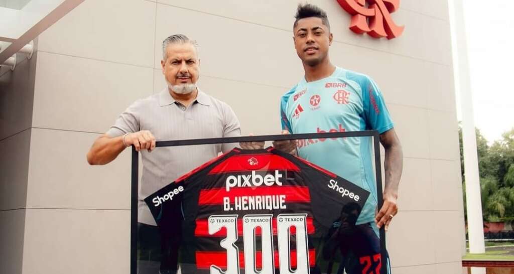 Flamengo homenageia Bruno Henrique e Luiz Araújo