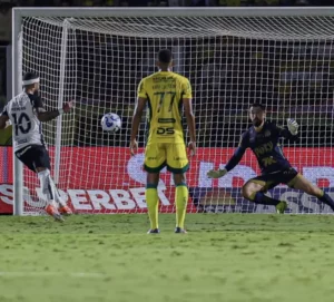 Walter, do Mirassol, comenta defesa em pênalti de Memphis e evita polêmica: 