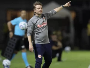 Seabra projeta duelo direto do Bragantino com Palmeiras: 