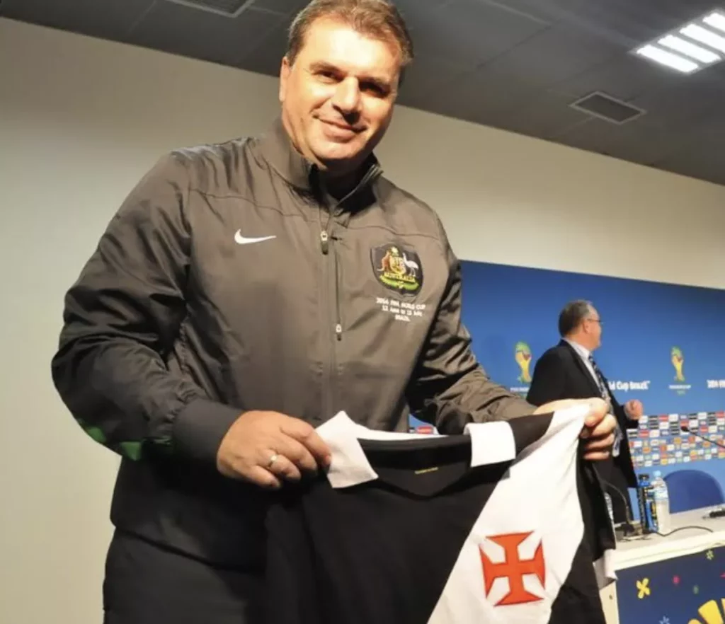 Postecoglou celebra título com o Tottenham e revela memória afetiva com o Vasco: “Ainda tenho a camisa do Dinamite”