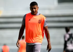 Lateral da Ponte Preta celebra marca de 450 jogos como profissional