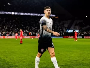 Garro treina em campo com após aquecimento com jogadores do Corinthians