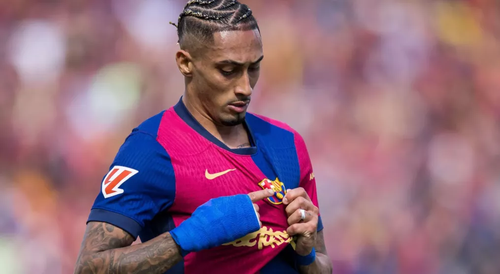 Raphinha atravessa estádio de joelhos para agradecer por temporada no Barcelona