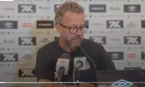 Cleber Xavier aponta 'ambiente bom de trabalho' no Santos