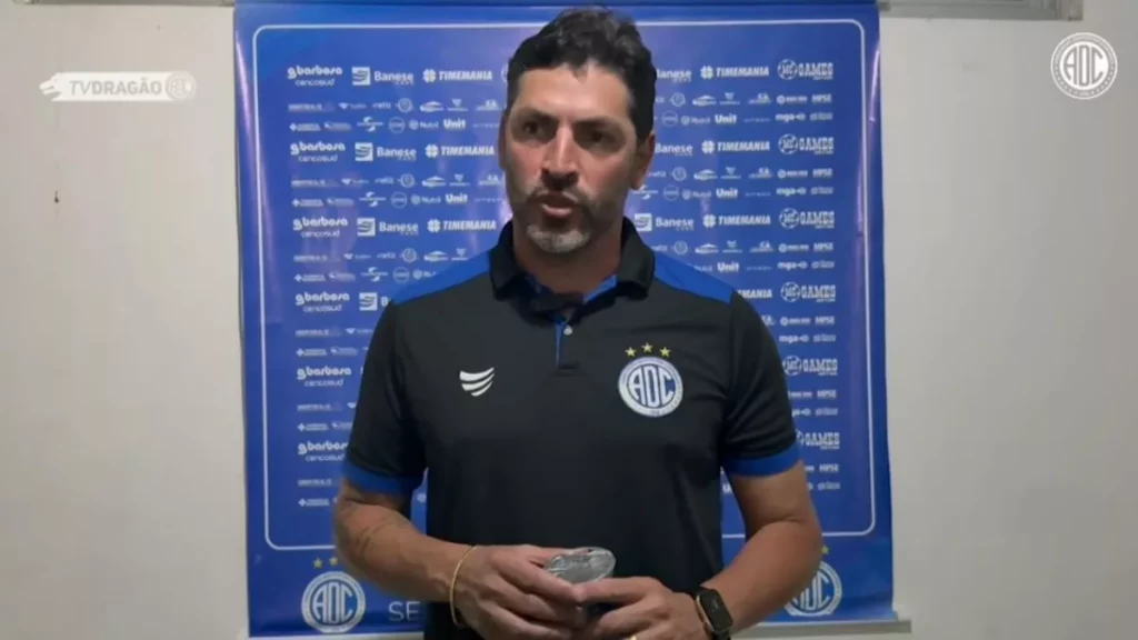 Auxiliar do Confiança valoriza empate e elogia postura da equipe 2 Auxiliar do Confiança valoriza empate e elogia postura da equipe (Foto: Reprodução/TV Dragão)