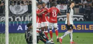 Zagueiro do Inter se revolta: '11 contra 12 nessa porcaria'