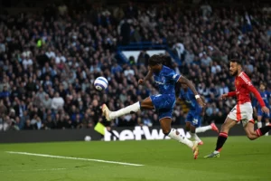 Chelsea derrota o United  e se aproxima de vaga na Liga dos Campeões