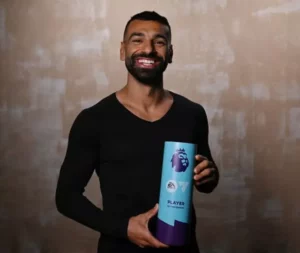Salah recebe prêmio de melhor jogador do Inglês após sete anos