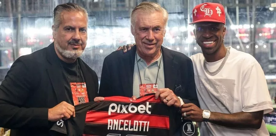 Ancelotti e Vinícius Júnior assistem ao jogo do Flamengo no Maracanã
