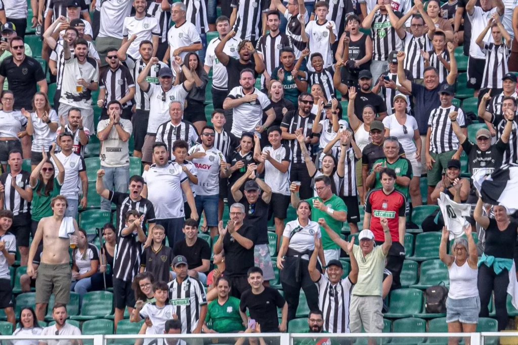 Protesto da torcida causa atraso em Figueirense x Ituano (Foto: Divulgação/Figueira)