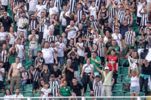 Protesto da torcida do Figueirense causa atraso em jogo da Série C
