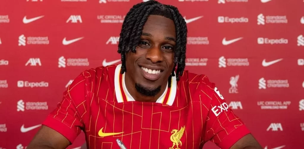 Liverpool anuncia Frimpong para a vaga de Alexander-Arnold