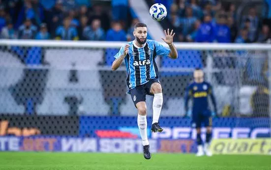 Dirigente do Grêmio joga nota de R$ 2 no campo contra a arbitragem