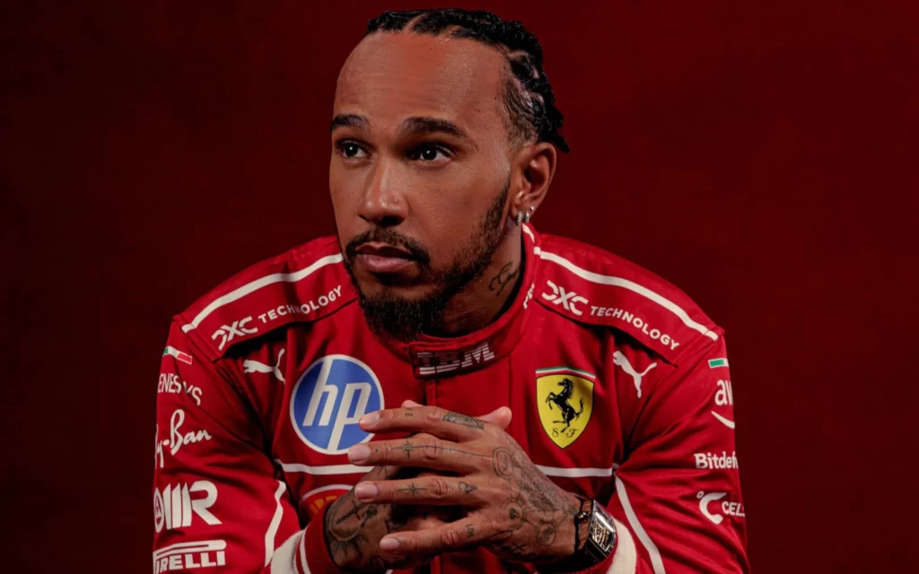 Após bater em treino, Hamilton perde três posições no grid por bloquear Verstappen