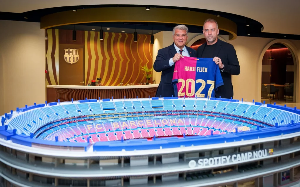 Hansi Flick celebra renovação com o Barcelona até 2027: ‘Feliz que o trabalho continue’