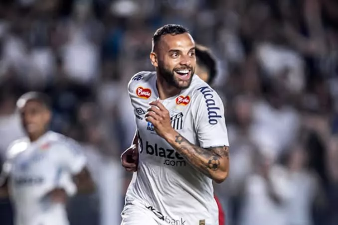 Guilherme desabafa após gol da vitória do Santos sobre o Vitória: “Nunca fui tão abraçado”