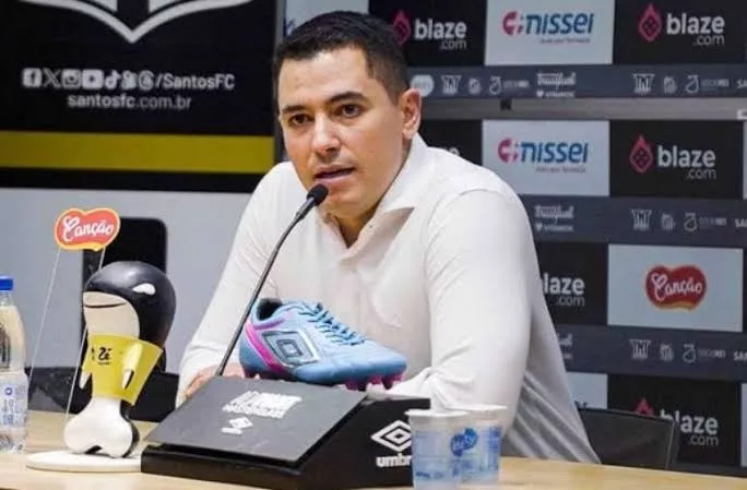 Pedro Martins pede demissão do Santos após resistência interna