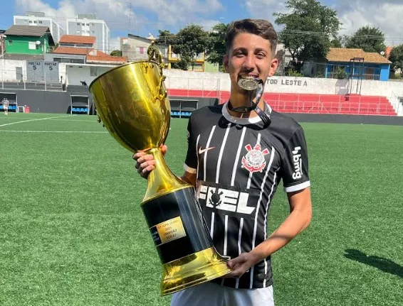 Em menos de 4 meses, Sami Hadi, de 15 anos, conquista título com o Corinthians