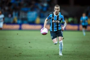 Grêmio confirma cirurgia de Igor Serrote após lesão na Sul-Americana