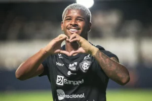 Jaderson, do Remo, evolui bem e recebe medalha de campeão no hospital