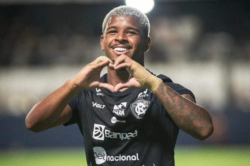 Jaderson, do Remo, evolui bem e recebe medalha de campeão no hospital