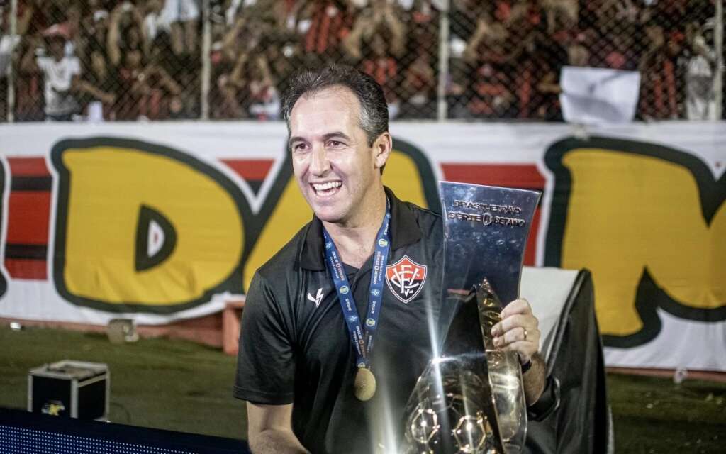 Ídolo, Léo Condé reencontra Vitória em clássico do Nordeste 2 Léo Condé reencontra o Vitória em duelo marcado por memórias e rivalidade (Foto: Victor Ferreira / EC Vitória)