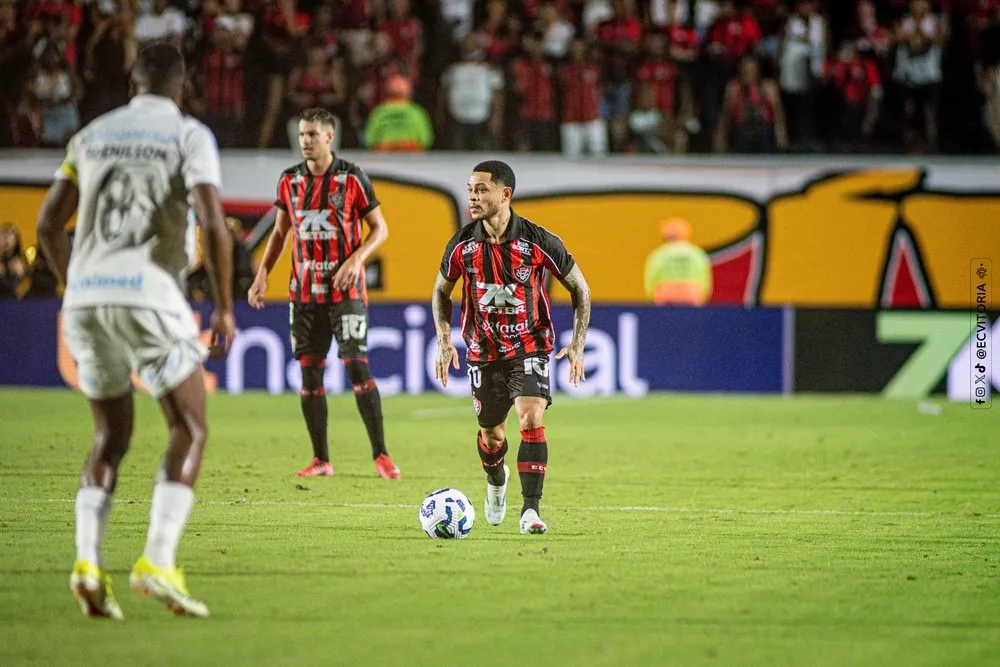 Vitória tem retorno de Matheuzinho contra o Santos 1 Matheuzinho retorna de suspensão e reforça o Vitória contra o Santos (Foto: Victor Ferreira / ECV)