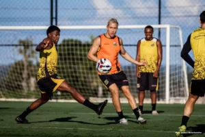 Meia do Novorizontino celebra gol e garante foco total contra o Athletic-MG