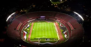 Torcedores atingidos por placa no MorumBis permanecem internados após passarem por cirurgias