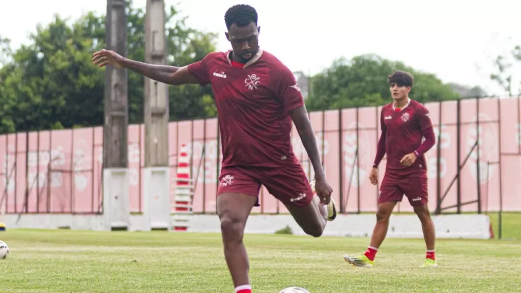 Lateral do Náutico destaca confiança para enfrentar a Ponte Preta 2 Lateral do Náutico destaca confiança para enfrentar a Ponte Preta (Foto: Gabriel França/CNC)