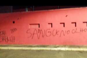 Torcida do Náutico protesta com pichações nos Aflitos