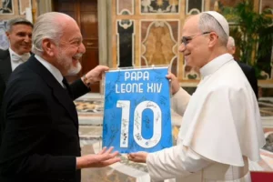 Papa Leão XIV recebe Napoli, ganha camisa, mas 'oculta' clube do coração