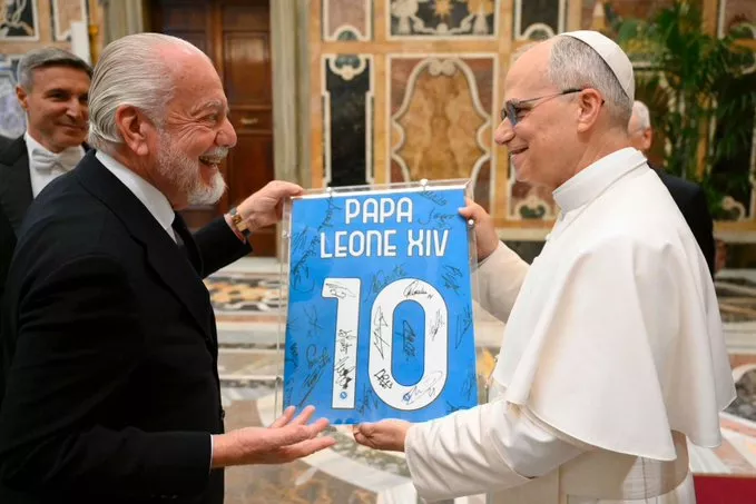 Papa Leão XIV recebe Napoli, ganha camisa, mas 'oculta' clube do coração 1 Papa Leao recebe Napoli no Vaticano