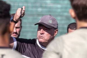 Técnico do Figueirense quer extremo e meio-campista na próxima janela