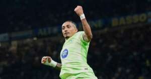 Raphinha iguala marca de CR7 na Liga dos Campeões apesar de queda do Barcelona