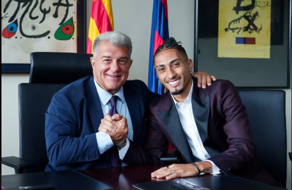 Raphinha acerta renovação de contrato com o Barcelona
