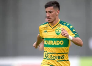 Jogador do Cuiabá é afastado após briga com companheiros