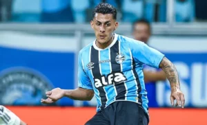Jogador do Grêmio tenta cuspir no árbitro, acerta PM e vai para delegacia