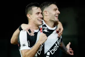 Vasco 3 x 0 Fortaleza - Vegetti brilha, faz 50º gol e Cruzmaltino encerra jejum