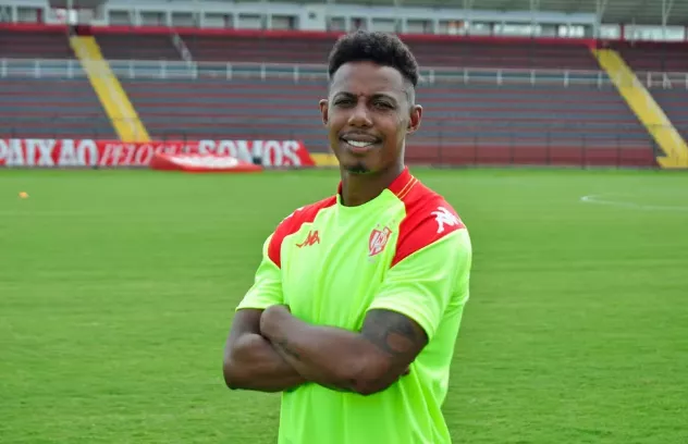Guarani negocia contratação de volante rodado no futebol brasileiro